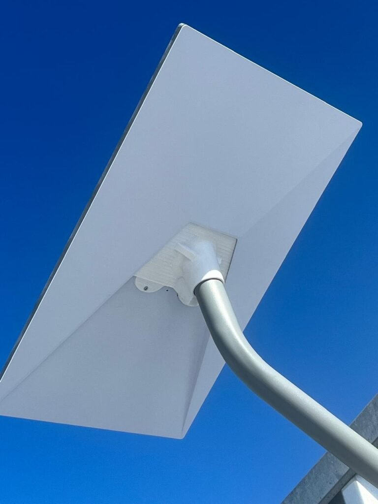 Antena Starlink montada sobre un soporte